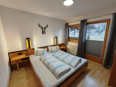 Doppelzimmer mit Durchgang ins Einbettzimmer