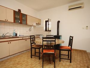 18956397-Ferienwohnung-2-Neviđane-300x225-1