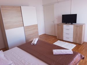 19075239-Ferienwohnung-4-Neviđane-300x225-4