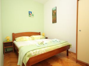 23930320-Ferienwohnung-3-Neviđane-300x225-5