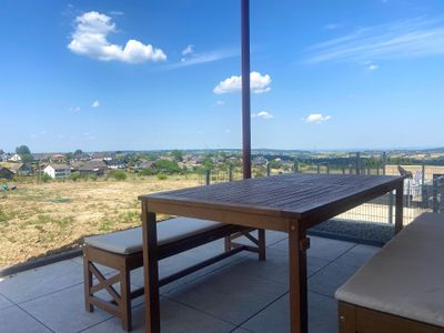 Terrasse mit Sitzplätzen für 4 Personen mit Blick in die Ferne.