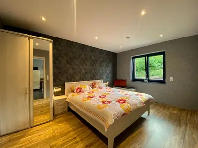 Schlafzimmer mit Doppelbett.