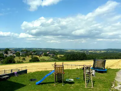 Aussicht nach Draußen u.a. auf den Spielplatz zur Mitbenutzung.