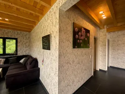 Wohnzimmer & Flur mit Zugängen zu den Schlafzimmern.