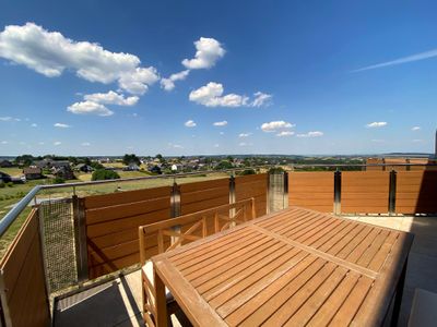 Terrasse mit Sitzplätzen für 4 Personen mit Blick in die Ferne.