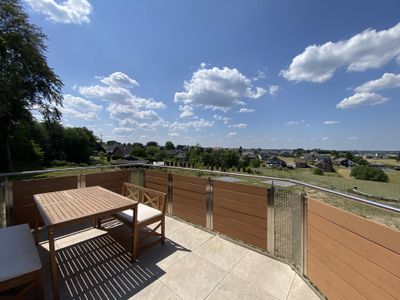 Terrasse mit Sitzplätzen für 4 Personen mit Blick in die Ferne.