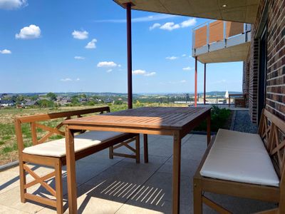 Terrasse mit Sitzplätzen für 4 Personen mit Blick in die Ferne.