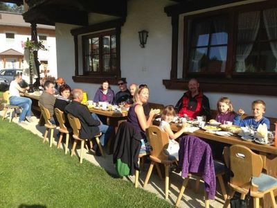 Terrasse mit glücklichen Gästen