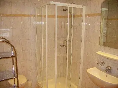 Badezimmer mit Dusche WC Badezimmer mit Dusche WC