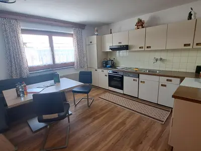 Vollausgestattete Küche mit Sitzgelegenheit