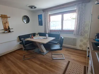 Vollausgestattete Küche mit Sitzecke