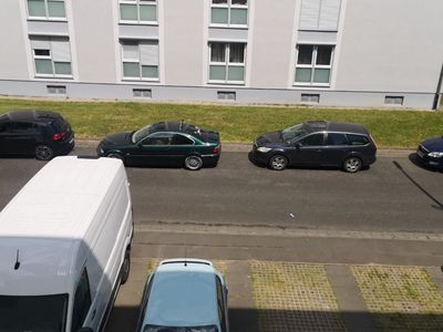 Wohnungseigener Parkplatz (weusser Bus), kostenfreie Stellplätze an der Straße