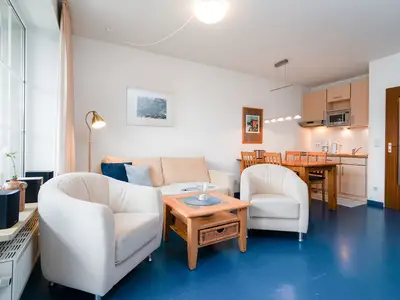 Wohnzimmer, Fernseher, Couch, Sofa, Esstisch, Kommode, Schrank, Küchenzeile, Wasserkocher, Kaffeemaschine, Mikrowelle