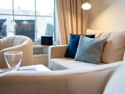 Wohnzimmer, Fernseher, Couch, Sofa, Esstisch, Kommode, Schrank, Küchenzeile