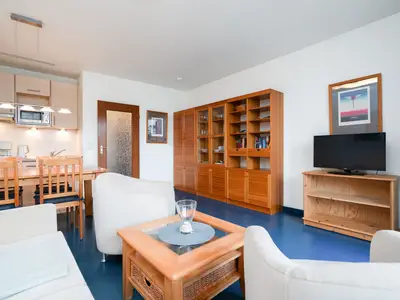 Wohnzimmer, Fernseher, Couch, Sofa, Esstisch, Kommode, Schrank, Küchenzeile, Wasserkocher, Kaffeemaschine, Mikrowelle