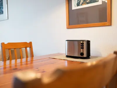 Wohnzimmer, Fernseher, Couch, Sofa, Esstisch, Kommode, Schrank, Küchenzeile, Wasserkocher, Kaffeemaschine, Mikrowelle