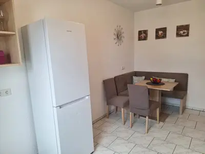 Kühlschrank und Essenecke