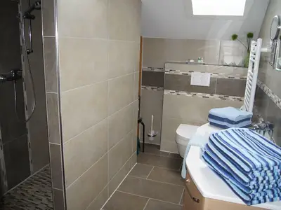 Bad mit Dusche und W