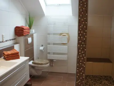 Bad mit Dusche und WC