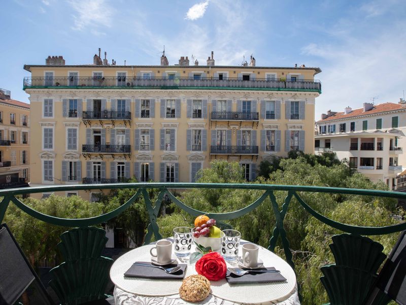 Schöner Balkon mit Blick auf den Place Magenta, nur ein paar Schritte vom Place Massena entfernt