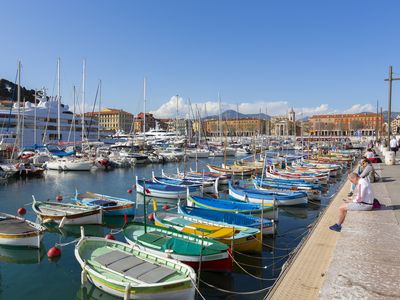 Die berühmten traditionellen Fischerboote im Hafen von Nizza