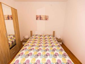 23778221-Ferienwohnung-4-Njivice-300x225-4