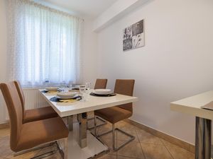 23681705-Ferienwohnung-4-Njivice-300x225-1