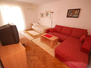 22919733-Ferienwohnung-4-Njivice-300x225-4