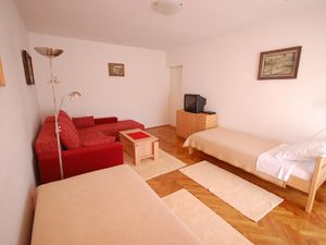 22919733-Ferienwohnung-4-Njivice-300x225-5