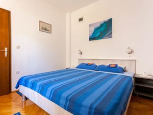 22919763-Ferienwohnung-2-Njivice-300x225-2