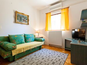 22919763-Ferienwohnung-2-Njivice-300x225-3