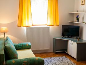 22919763-Ferienwohnung-2-Njivice-300x225-5