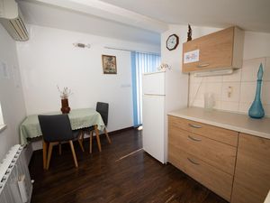 23535182-Ferienwohnung-4-Njivice-300x225-3