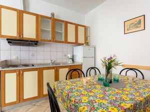 22919977-Ferienwohnung-4-Njivice-300x225-2