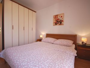 22920237-Ferienwohnung-4-Njivice-300x225-2