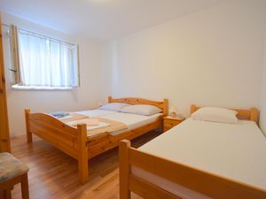 22219225-Ferienwohnung-4-Njivice-300x225-1