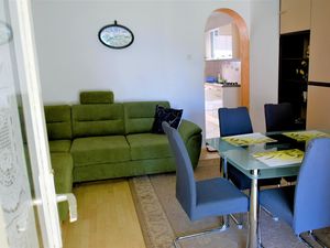 22446755-Ferienwohnung-6-Njivice-300x225-3