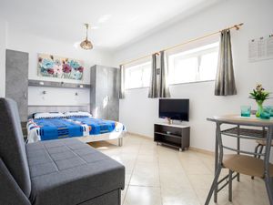 22920457-Ferienwohnung-2-Njivice-300x225-3