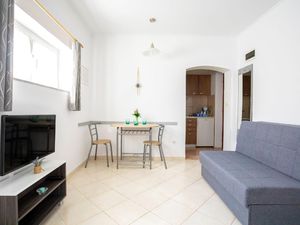 22920457-Ferienwohnung-2-Njivice-300x225-5