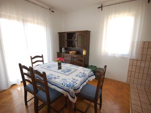 23535200-Ferienwohnung-6-Njivice-300x225-2