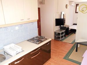 22439267-Ferienwohnung-3-Njivice-300x225-2