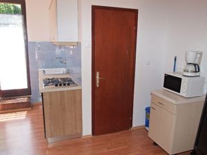 22439267-Ferienwohnung-3-Njivice-300x225-5