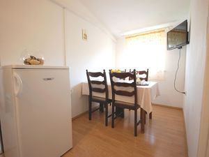 23535149-Ferienwohnung-4-Njivice-300x225-2