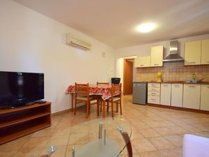 23519900-Ferienwohnung-2-Njivice-300x225-1