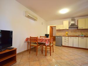 23519900-Ferienwohnung-2-Njivice-300x225-2