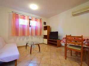 23519900-Ferienwohnung-2-Njivice-300x225-3