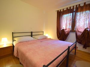 23519900-Ferienwohnung-2-Njivice-300x225-5