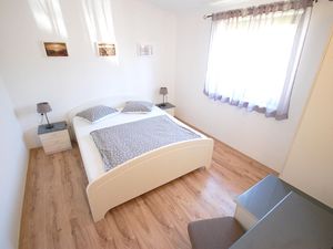 22921085-Ferienwohnung-4-Njivice-300x225-3