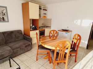 23535212-Ferienwohnung-2-Njivice-300x225-3