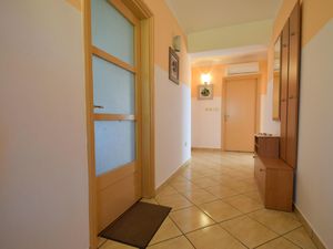 22216797-Ferienwohnung-6-Njivice-300x225-4